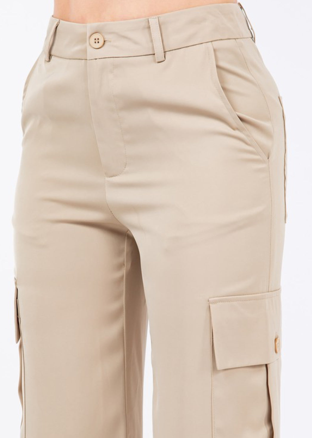 Pantalones cargo con efecto satinado