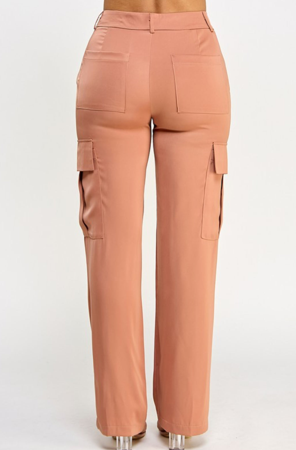 Pantalones cargo con efecto satinado